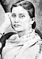 Schwarz-weiß-Foto einer Frau mit Zopf