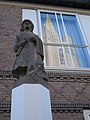 Kapelle: autre statue devant la mairie et réflexion de la Hervormde Kerk