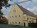 Wohnstallhaus, Scheune und Toreinfahrt eines Bauernhofes