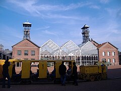 Le train qui emmène les passagers dans les galeries reconstituées.