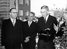 Torsten Gustafson mellan Sten von Friesen och kung Gustaf VI Adolf i Lund 1951.