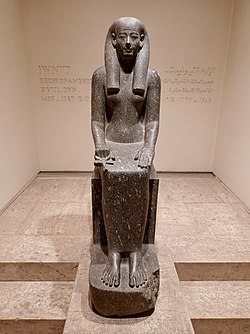 Iunit gránitszobra III. Amenhotep idejéből; 1987-ben került elő a luxori templomból, ma a Luxori Múzeumban