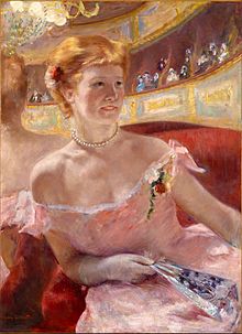 Peinture montrant une femme élégante et souriante en tenue de bal dans un décor de théâtre.