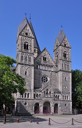 La façade du temple avec ses deux tours.