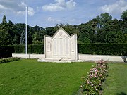 Overzichtsfoto militaire ereveld en monument. Onder het grasveld liggen nog steeds de graven van gesneuvelde militairen