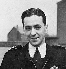 Морской летчик, посадивший реактивный самолет на авианосец. 3 декабря 1945 года капитан-лейтенант Эрик Мелроуз Браун, старший пилот-испытатель ВМС, DSC, RNVR, посадил реактивный самолет De Havilland Sea Vampire на летную палубу британского авианосца HMS Ocean..jpg