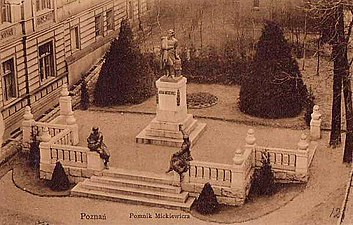 Pierwszy pomnik Adama Mickiewicza w Poznaniu z kamienicą Wicherkiewiczów po lewej