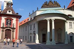 A palota a tér felől; a kép bal oldalán a Szent György-bazilika bejáratával