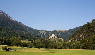 Der Fadensattel mit der Burgruine Losenheim im Vordergrund.