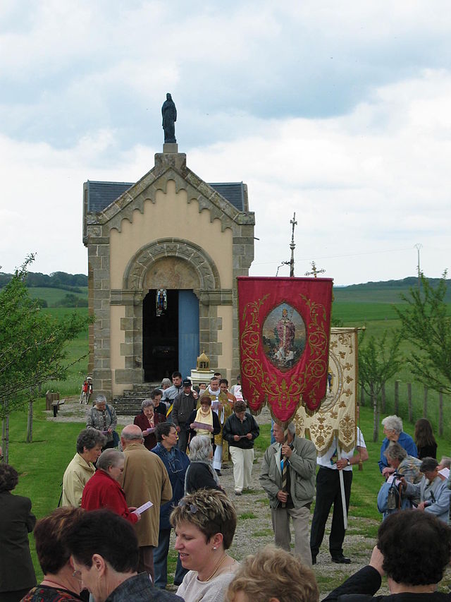 Valfartsprosesjon for Menna i Puzieux foran hennes kapell