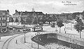 Een motorwagen uit de serie 21-150 (‘Fordje’) komt vanaf de Weteringkade en rijdt het Rijswijkseplein op. Gezien de datering 1923 is dit een wagen op lijn 12.