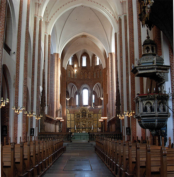 http://upload.wikimedia.org/wikipedia/commons/thumb/6/62/Roskilde_Cathedral_Alter.jpg/589px-Roskilde_Cathedral_Alter.jpg