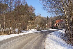 Rozprechtice ze silnice 259, patrová budova na obrázku je „Šibeniční mlýn“.