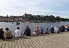 Publiken följer händelsen från Riddarholmen