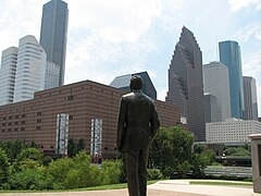 Джордж Х.В. Статуя Буша в парке Sesquicentennial с видом на горизонт центра Хьюстона