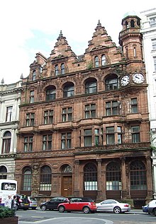 Photographie d'une façade d'immeuble de couleur rouge