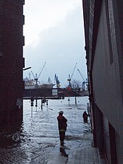 Nach der Sturmflut an der Elbstraße, HH-Altona, (2 Stunden nach dem Scheitelpunkt) hier bei Pegelstand St. Pauli ca. 10 m bzw. 700 cm über Seekartennull; Feuerwehrmänner bereiten das abpumpen der vollgelaufenen keller vor
