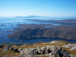The Small Isles op de achtergrond met Eigg (vooraan) en Rum (met bergen) gezien vanaf het Schotse vasteland. Muck is nog net links van Eigg te zien. Canna ligt achter het bergmassief van Rum.