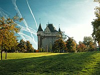 Tour de la Porte de Hal dans son jardin 01.jpg