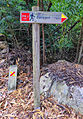 Португалія (НПП Sintra-Cascais). Вказує напрям, назву і наступну ключову точку. Малий знак вказує неправильний напрям.