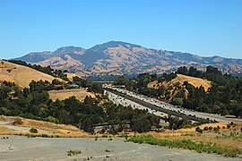 Вид на гору Дьябло и шоссе 24 Калифорнии с высоты Лафайетт.jpg