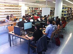 Teachers and students together on a library science edit-a-thon managed by a university library