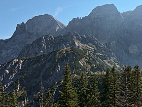 Vue du Wechselkopf, derrière la Steinkarspitze ; tout au fond l'Östliche Karwendelspitze et la Vogelkarspitze.