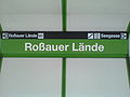 Modernes Design der Stationsbezeichnung der U4 in der Station Roßauer Lände und …