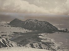 Une colline se distinguant après un isthme.