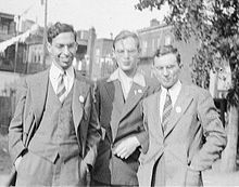 Черно-белая фотография трех мужчин, стоящих вместе