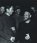 Bên trái ảnh là Tömür Dawamat (1927 - 2018), Chủ tịch Chính phủ Nhân dân Khu tự trị Duy Ngô Nhĩ Tân Cương (1985 - 1993).