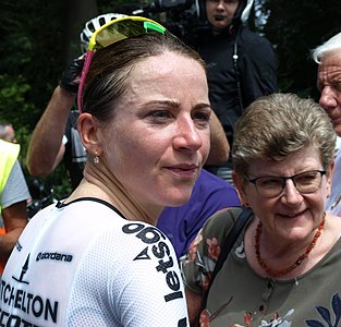 Annemiek van Vleuten na haar winnende race; rechts haar moeder