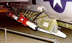 AIM–4D Falcon rakéta F–102 Delta Dagger vadászrepülőgép nyitott fegyverterében