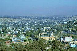 Pusat kota Kabul yang berada di 5,900 ft (1,800 m) dari permukaan laut di lembah yang sempit, diapit oleh pegunungan Hindu Kush