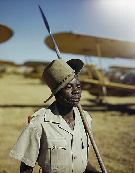 ملف:An African soldier or 'Askari' on guard duty at No. 23 Air School at Waterkloof, Pretoria, South Africa, January 1943. TR1262.jpg