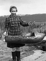 Annie Barrock drží tradiční kolébku zvanou komse, Stordalen, 1953