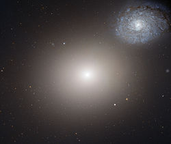 M60 ו-NGC 4647 (בפינה) בצילום של טלסקופ החלל האבל