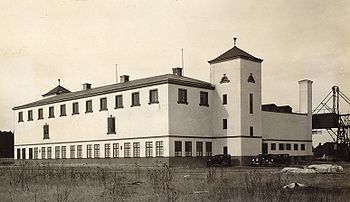 Vänstra bilden visar Banan-Kompaniets nyuppförda byggnad i Frihamnen 1928, högra bild är tagen efter renoveringen 1996.