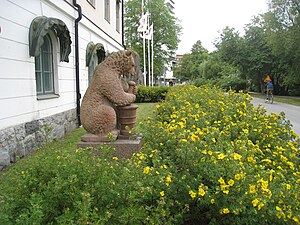 Skulpturen Barnängens björn framför fasaden vid Vita huset, före detta Barnängens hus vid Alviks strand.