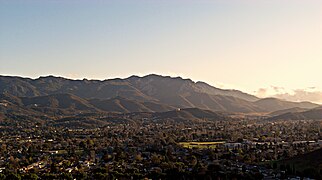 Městečko Casa Conejo. V pozadí je Santa Monica Mountains