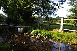 Un petit pont en pierre sur l'Argent.