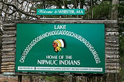 Sign with the 14-syllable long form alternate name for Lake Chaubunagungamaug that also acknowledges the Nipmuck presence in the town.