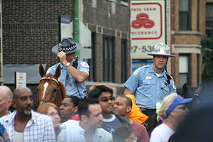 English: Chicago police officers on horseback,...