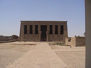 Denderah Cour.JPG