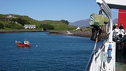 Přístav Port Mòr na ostrově Muck z paluby trajektu MV Lochnevis