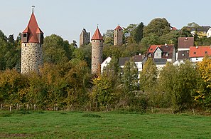 Hradební věže, v pozadí biskupský hrad