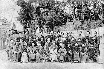 Yukichi Fukuzawa (w drugim rzędzie, piąty od prawej) i studenci Keiō Gijuku (1887)