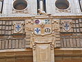 Cartouches au pied des tourelles: rose Tudor anglaise, trèfle irlandais, fleur de lys française et chardon écossais.