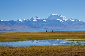 Le Gurla Mandhata au bord du lac Manasarovar.