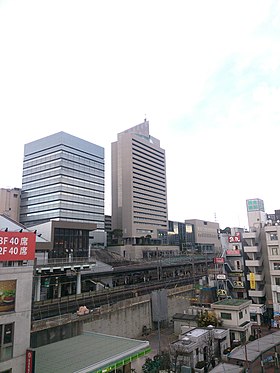 中央が東戸塚教育センター新館、下層部右側はアトリウム